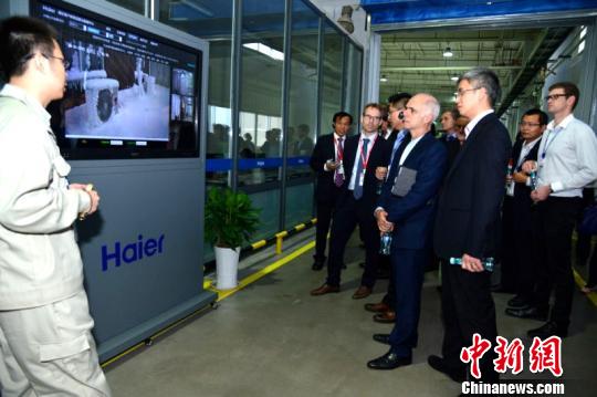 世界互联网工业大会嘉宾参观中国制造2025样板工厂